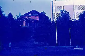 Хабаровский планетарий, лето 1982 года. Здание белого цвета — Хабаровский государственный институт физической культуры. Вид со стадиона им. Ленина.