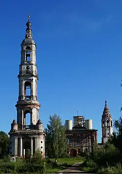 Колокольня и церковь в 2014 году