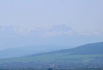 Майртуп на фоне горного хребта