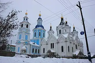 Смоленская (слева) и Рождественская церкви