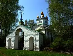 Успенская церковь. Вид от ворот