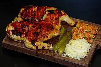 Порция цыплёнка табака с соленьями