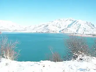 Чарвакское водохранилище в зимний период