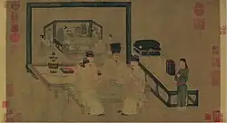 Игра в шахматы на фоне ширм