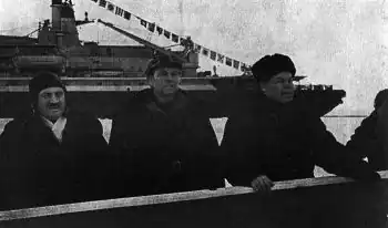 Северный полюс, 1977 год. На фоне «Арктики» справа налево: Т. Б. Гуженко, К. Н. Чубаков, Ю. С. Кучиев