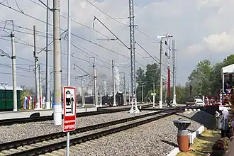 Тупиковый путь и первый путь кольца с платформой, ниже расположены второй и третий пути