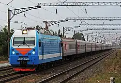 Электровоз ЭП1М с пассажирским поездом Северобайкальск - Адлер проследует станцию по 1-му главному пути