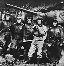 Экипаж танка Т-34-76 «Гвардия» (слева направо): командир танка А. В. Додонов, стрелок-радист А. П. Марченко, заряжающий Н. И. Мельниченко, командир батальона П. В. Чирков, механик-водитель Ф. П. Сурков. 1943 г..