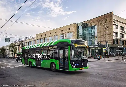 Электробус КамАЗ-6282, обслуживающий маршрут №7э, напротив ЦУМа.