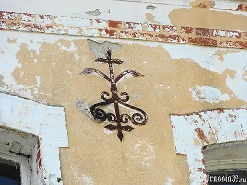 Элемент декора на фасаде здания. Июль 2014