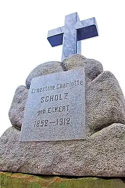 Памятник на фамильном захоронении семейства Шольц. Петропавловское кладбище города Сумы.