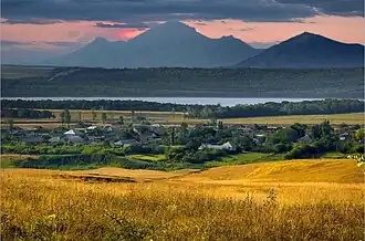 Этоко на фоне Пятигорья