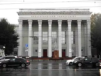 Вход с колонным портиком в главный корпус