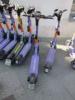 Электросамокаты Ninebot SL90. Один из них — с номерами спереди и сзади нового образца