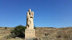 Скульптура возле села Арташаван, где расположен памятник армянскому алфавиту