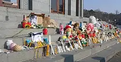 20 января жители Еревана несут на Площадь Свободы свечи, игрушки и цветы, в память о 6-месячном Серёже Аветисяне.