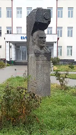 Памятник Еоляну в гематологическом центре его имени, Ереван