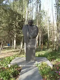 Бюст Тиграна Петросяна на Кольцевом бульваре у шахматного дома имени Тиграна Петросяна