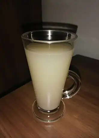 Стакан белой собии, произведенный семьей Аль-Ху́дари́ в Мекке.