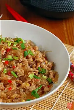 муравьи взбираются на дерево