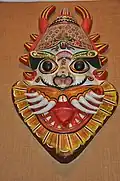 Деревянная маска Нарасимхи, служившая моделью для изображения на почтовой марке Индии в одну рупию 1974 года. Карнатака, Индия.