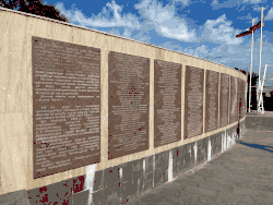 Мемориальная стена. «На этом некрополе преданы земле 155 офицеров Русской армии, погибших в боях за Карс, сотни других воинов - освободителей армянской земли, чьи имена история до нас не донесла».