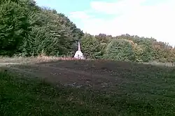 Памятник партизанам на перевале Восточный Суат в виде пирамиды