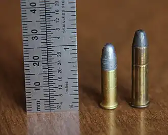.22 Winchester Rimfire (справа) и .22 Long Rifle (слева).