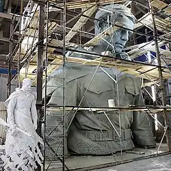 Верхняя часть, на фоне 2,5-метровой гипсовой модели