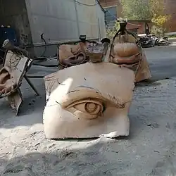 Отлитые в бронзе части лица. Хорошо видны литники