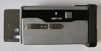 Шкала расстояний и кнопка спуска затвора, кожух снят.