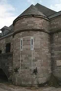 Круглая башня крепостной стены