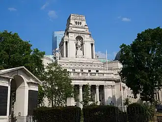 Аллегория Темзы (в виде мужской фигуры) на вершине исторического главного здания лондонского порта