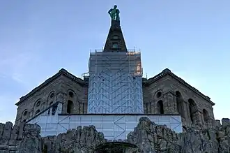 Статуя находится на вершине пирамиды, которая стоит на вершине октогона.