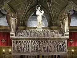 Саркофаг святой Евлалии в крипте барселонского собора.