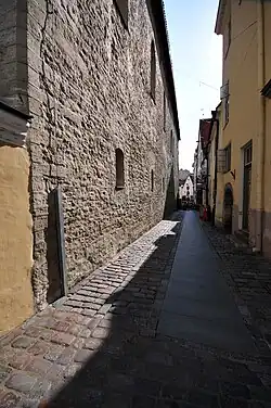 Вид со стороны улицы Куллассепа, слева — стена Ратуши