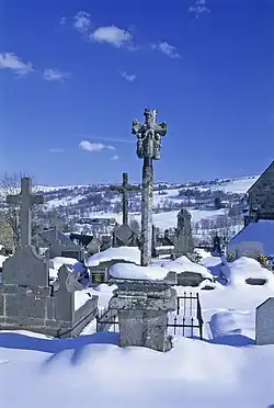 Крест на кладбище