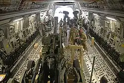 Погрузка гаубиц M777А2  в транспортный самолёт  C-17