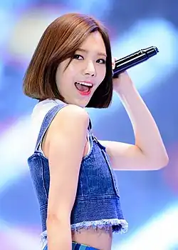 Суа на выступлении Orange Caramel, август 2015 года