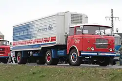 Рефрижераторный автопоезд в составе тягача Skoda 706 RTTN и полуприцепа Orlican N12 CH. У тягача раннее оформление передней части кабины, характерное для автомобилей, выпускавшихся с 1957 по середину 1960-х.