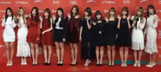 Слева направо: Кан Хевон, Ли Чэён, Ким Минджу, Хонда Хитоми, Квон Ынби, Чан Вонён, Мияваки Сакура, Ябуки Нако, Чо Юри, Ким Чэвон, Чхве Йена и Ан Юджин.