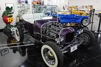 Статуя Рэт Финка на выставке хот-родов