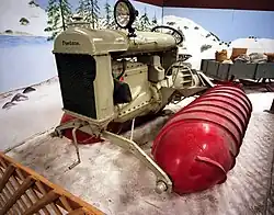 Трактор Fordson модели 1926 года оснащённый шнекороторным движителем фирмы «Armstead Snow Motor» в Вудлендском музее