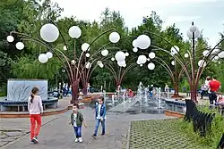 Фонтан с фонарями в виде стеблей травы с каплями росы (июль 2019)