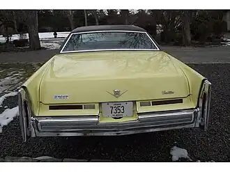 1974 Cadillac Coupe Deville, объединённые с бампером задние фонари