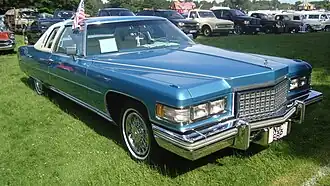1976 Cadillac Coupe Deville D'Elegance с иным оформлением решётки радиатора, хорошо видна контурная эмблема на капоте