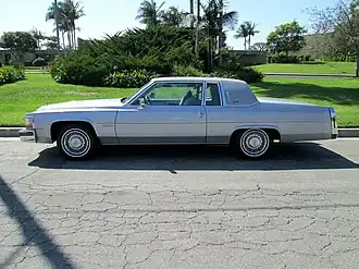 1982 Cadillac Coupe Deville, почти вертикальное заднее стекло, иные окошки в задних стойках, подштамповка понизу кузова