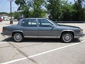 1988 Cadillac Sedan Deville, хорошо видно новое, заходящее на боковины оформление задних фонарей