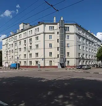 Перекрёсток улицы Мельникова (направо) и 1-й Дубровской. № 10/7.