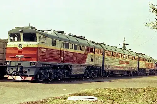 Трёхсекционный грузовой тепловоз 2ТЭ116Г с головными шестиосными тяговыми секциями и промежуточной тендерной четырёхосной секцией в России